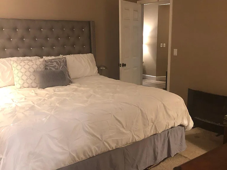 Master Bedroom (King Bed)