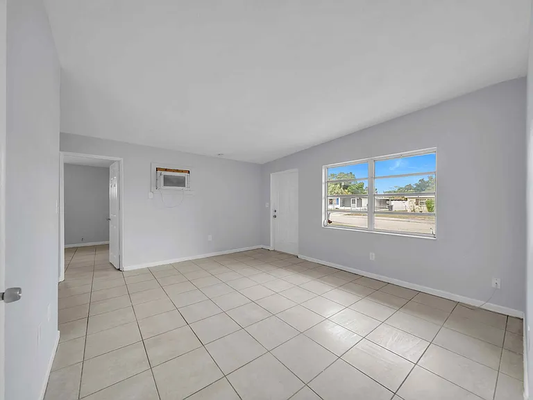 1527 Gardenia Ave — Photo 4