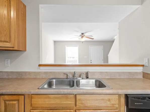 2 Bedroom Pet Friendly Townhome For Rent in Sango!