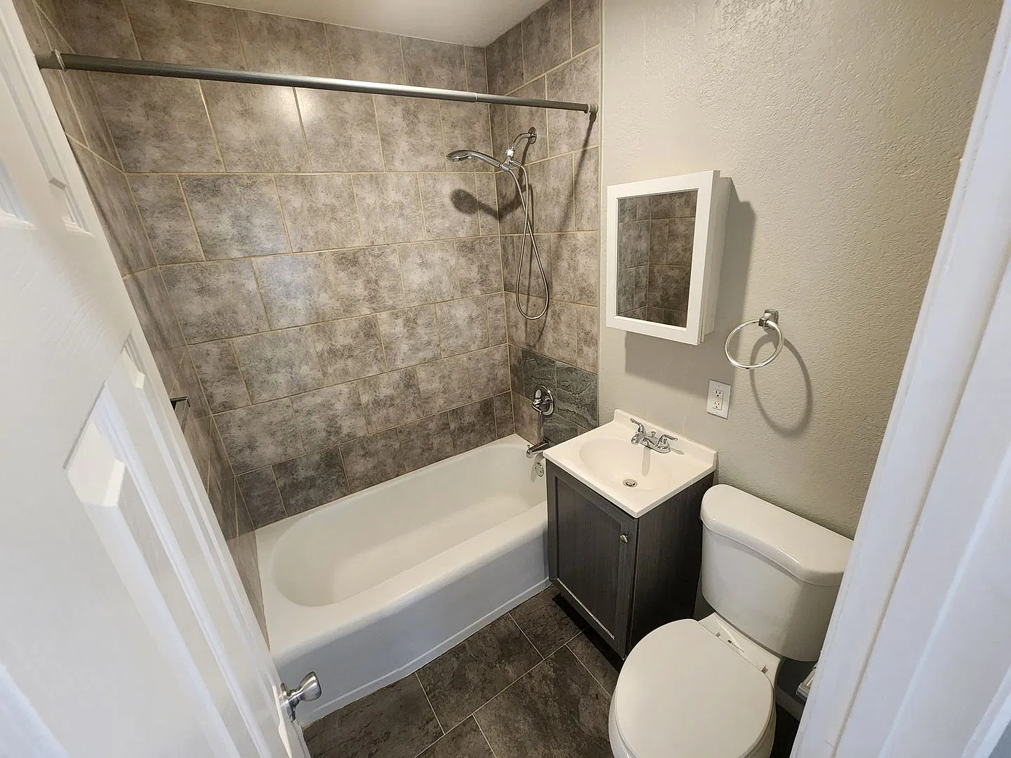 1640 - 1646 E Jump — Photo 4