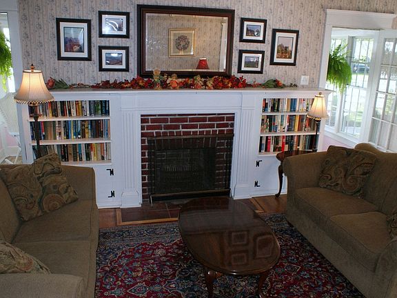 Livingroom w/Fireplace