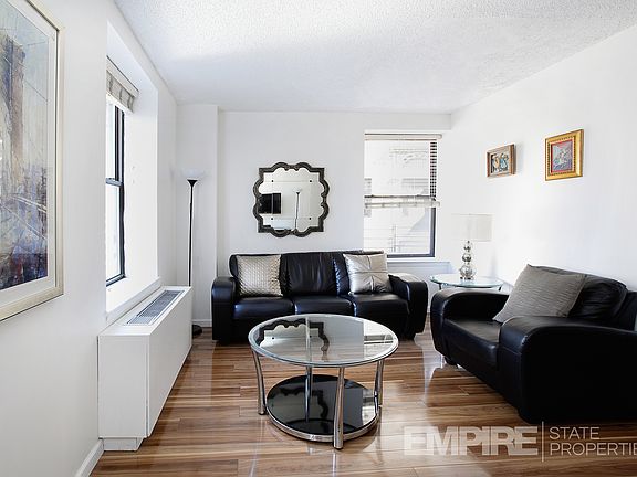 3rd image of 150 W 51st St APT 2008