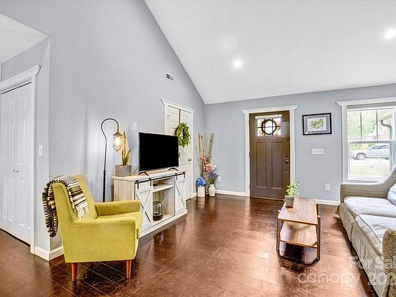 5th image of 134 S Gardner Ave