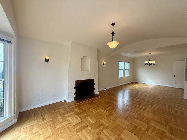 658 Rockdale Dr — Photo 4