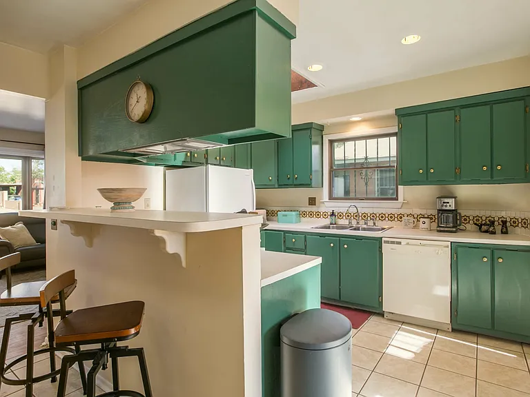 217 Cornell Dr SE — Photo 2