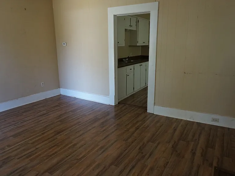 1621 Linden Ave — Photo 2