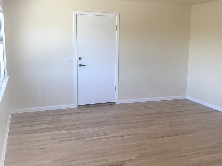 543 Kings Ave — Photo 10
