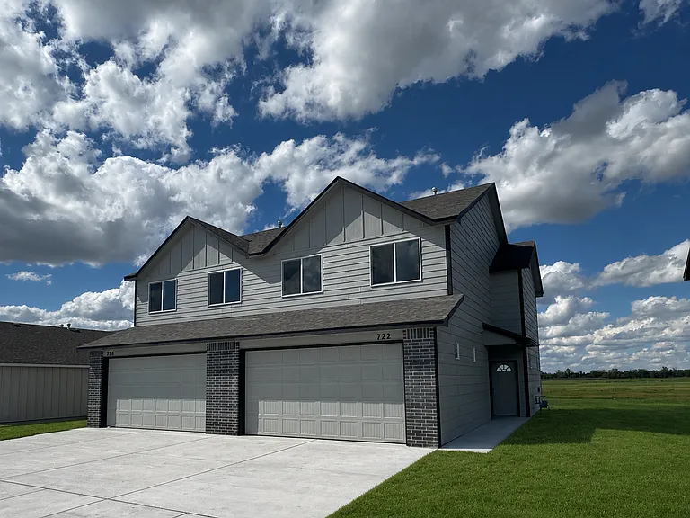 722 E Briarbrook Ln — Photo 3