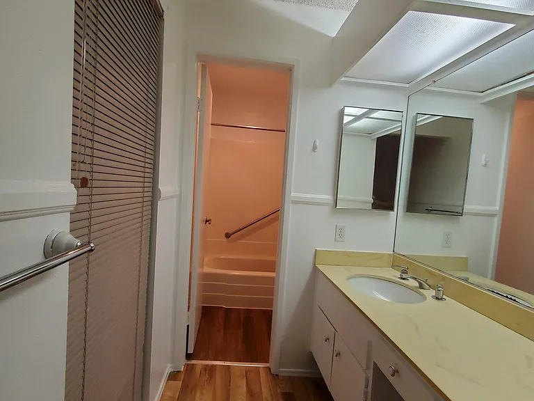 2540 Clairemont Dr #101 — Photo 31