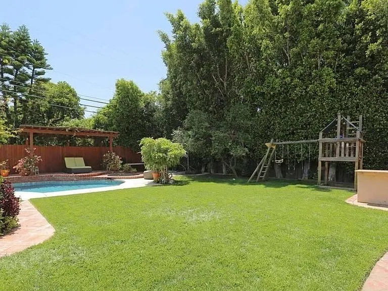 3076 Earlmar Dr — Photo 19