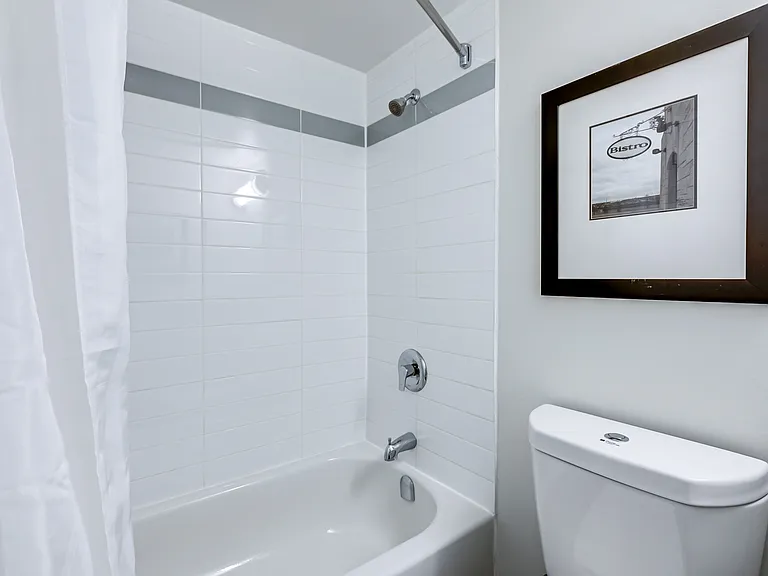 2335 Lake Shore Blvd W — Photo 6