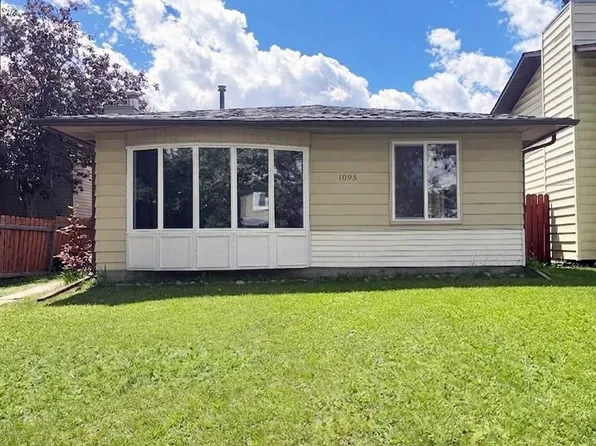 1095 S Berkley Dr NW, Calgary, AB T3K 1S6