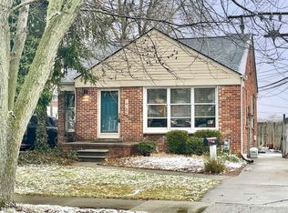 1786 Oxford Rd, Grosse Pointe Woods, MI 48236