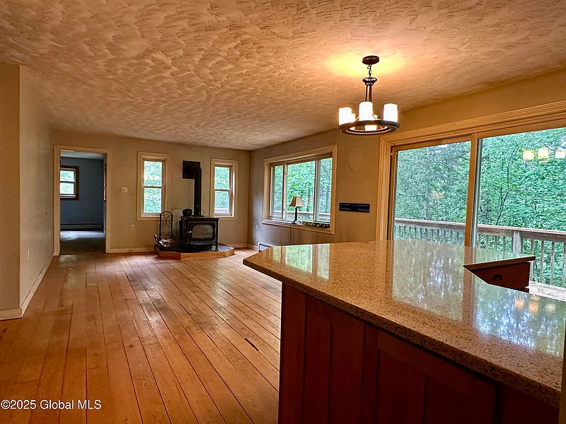 3rd image of 1037 Ledge Hill Road