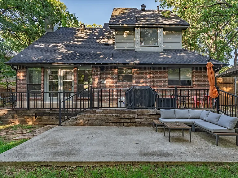 1009 W Winding Creek Dr — Photo 2