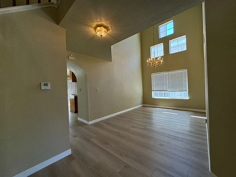 1820 Bayberry Ln — Photo 4