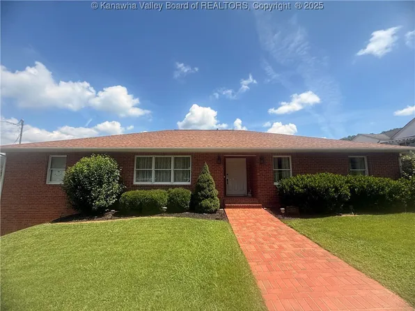 317 3rd St W, Madison, WV 25130