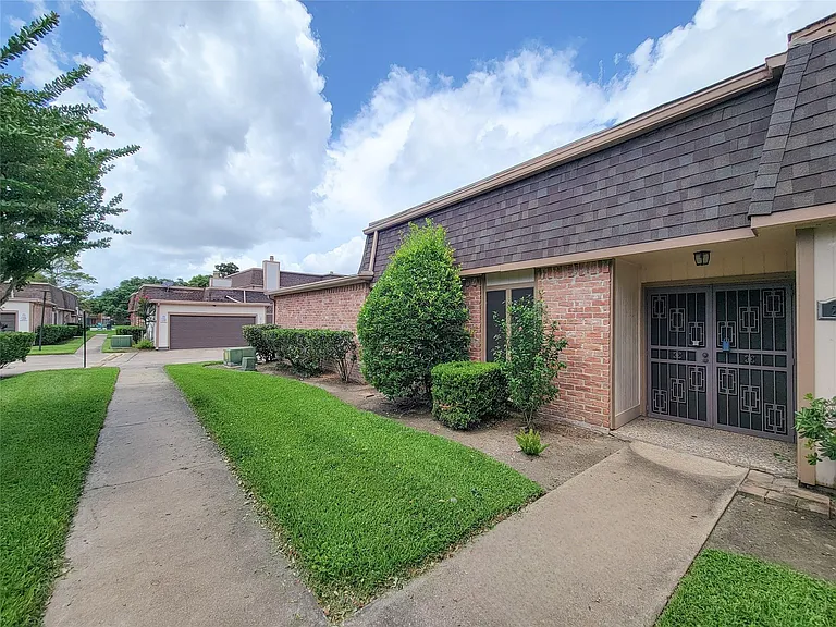 2815 Cambridge Ln — Photo 1