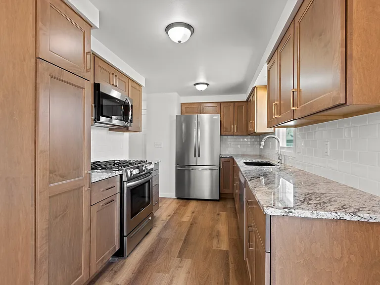 915 Park St — Photo 1