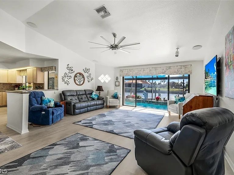 2556 SW 28th Pl — Photo 4