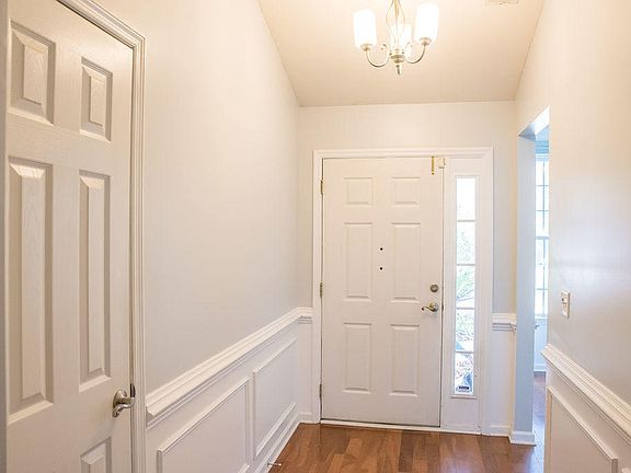 4th image of 532 Oak Park Dr