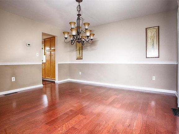 3rd image of 178 Tewksbury Ct