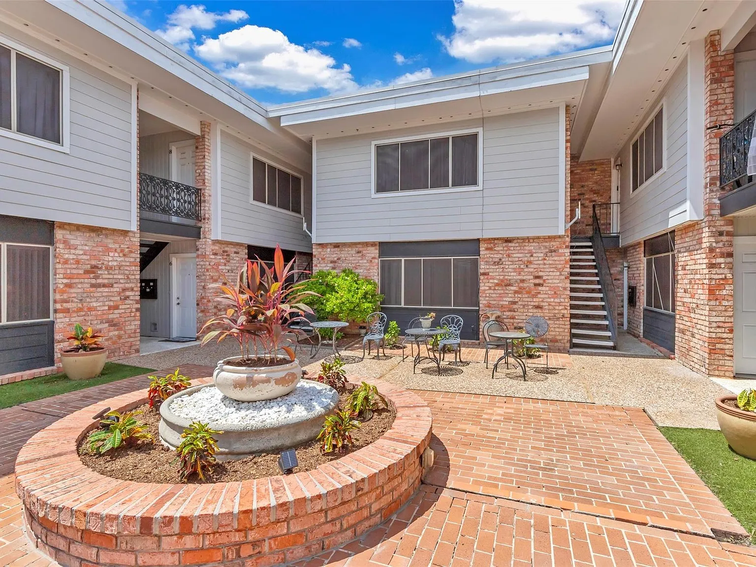 1 bed, 1.0 bath, $999 — Photo 2