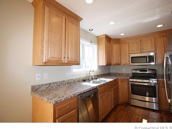 3rd image of 36 Woodridge Dr