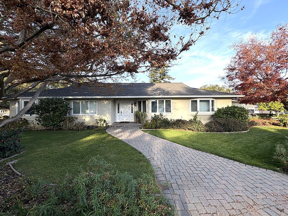 1st image of 667 Oakwood Ct