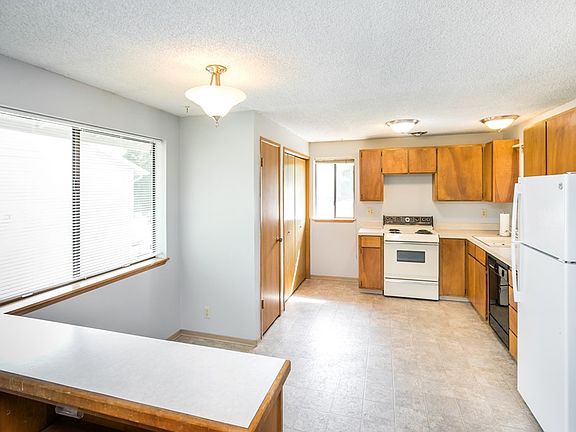 2nd image of 239 NE Cedar Ave APT 4