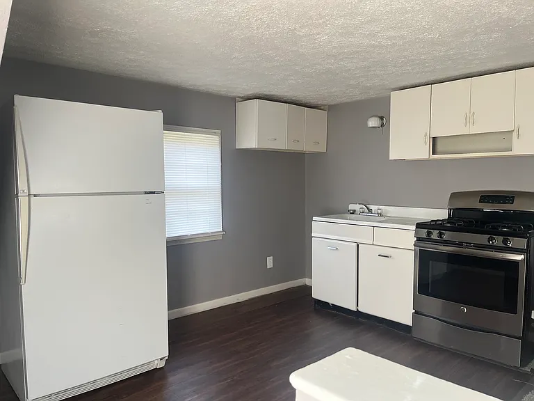 235 E Reynolds St #4 — Photo 1