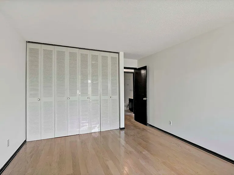 Winnetka Village Apts — Photo 43