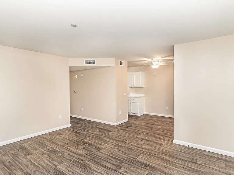 Sunny Creek Apartments — Photo 8