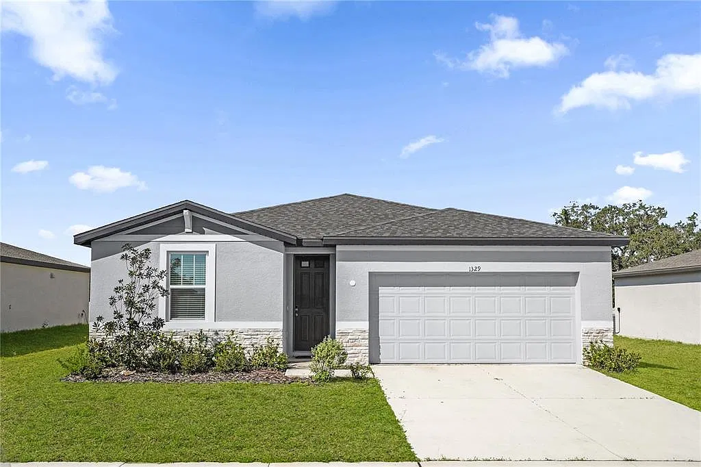 3 bed, 2.0 bath, 1491 sqft, $2,300 — Photo 1