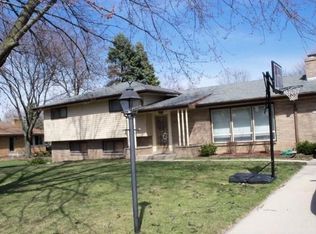 6640 N Braeburn Ln, Glendale, WI 53209