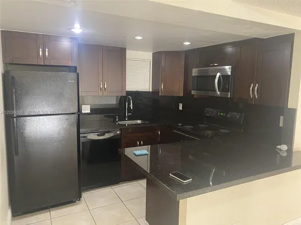8290 Lake Dr, Doral, FL