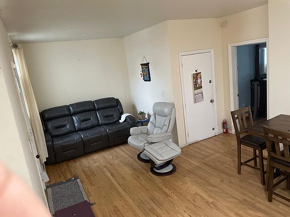 3rd image of 87 Jefferson Ave #1