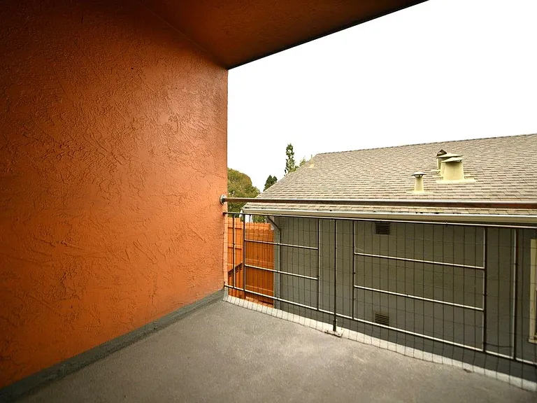 95 Linda Apartments — Photo 14