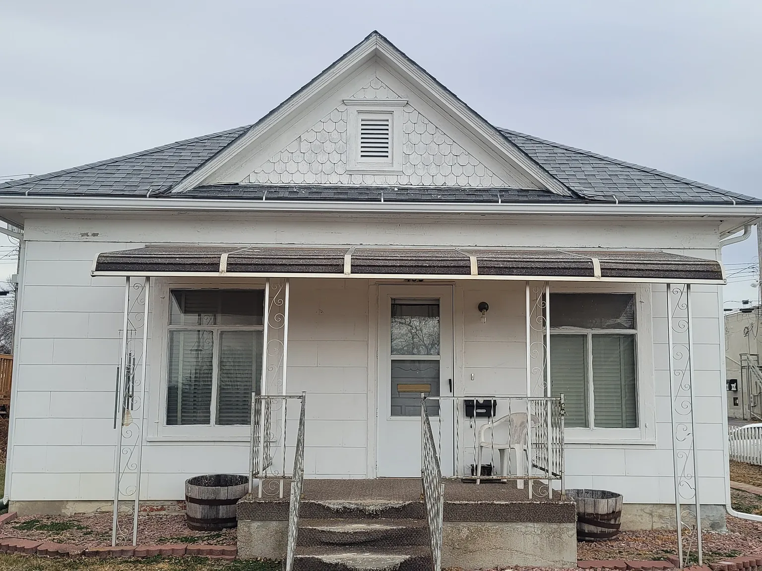 3 bed, 1.0 bath, 1169 sqft, $1,000 — Photo 1