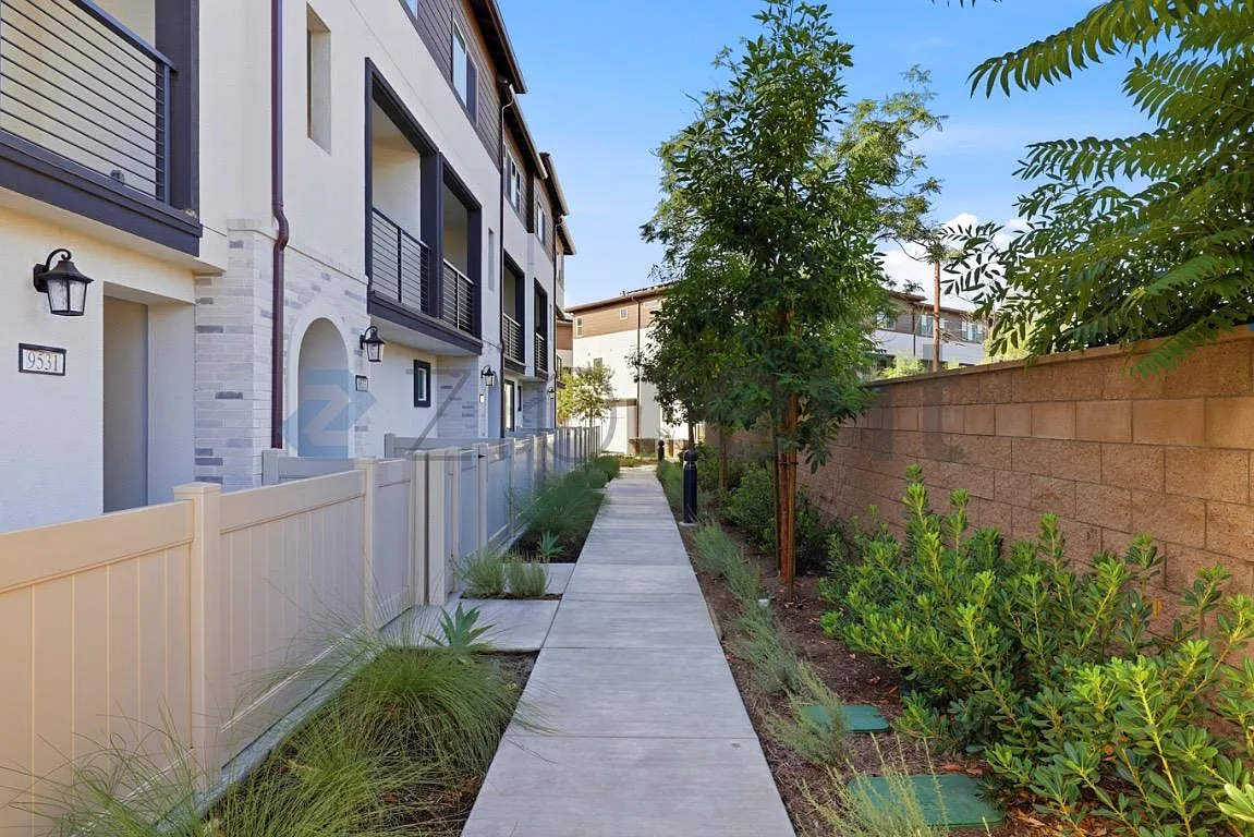 3 bed, 1200 sqft, $3,100 — Photo 4