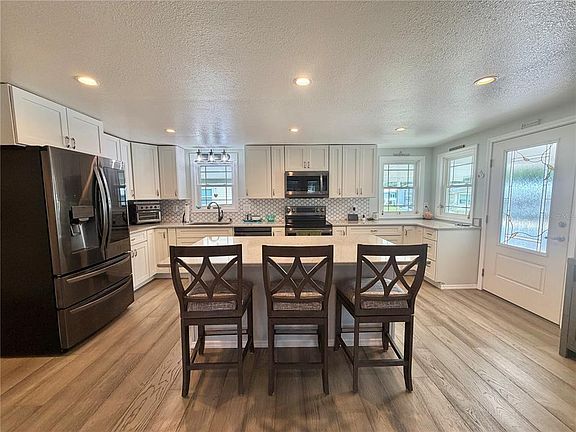 3rd image of 121 Tamarisk Way