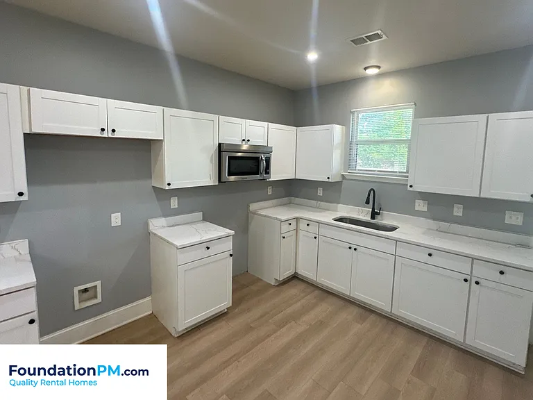 910 Dickinson St — Photo 3