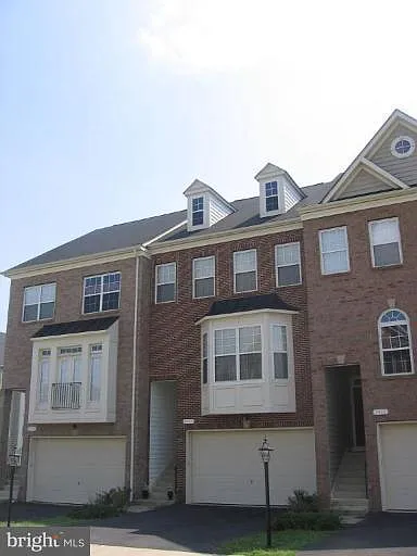 3 bed, 2306 sqft, $3,000 — Photo 1