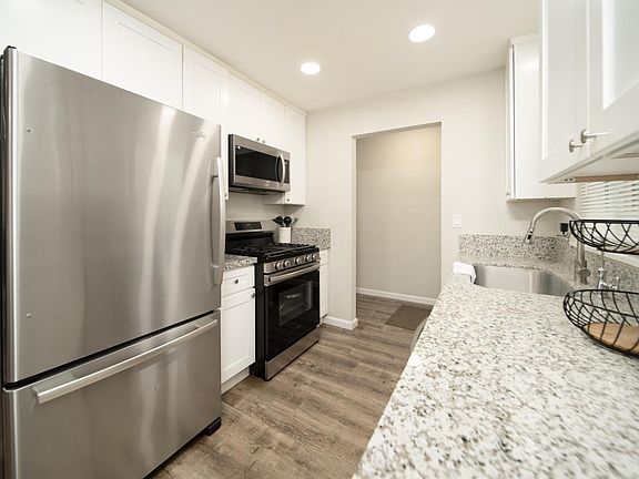 5th image of 601 Summit Ct