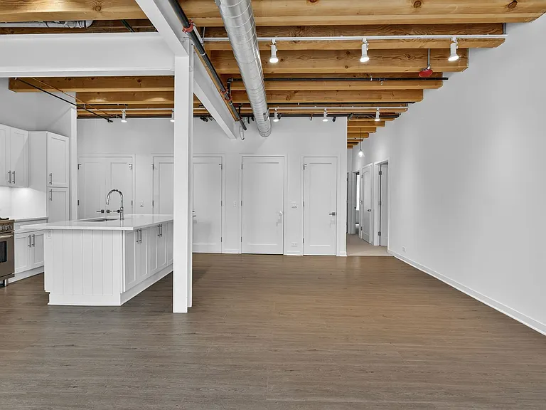 1401 N Western Ave — Photo 31