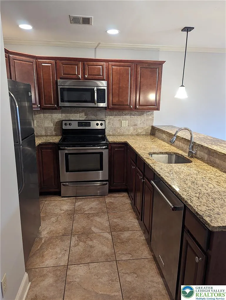 2 bed, 1.0 bath, 800 sqft, $1,595 — Photo 3