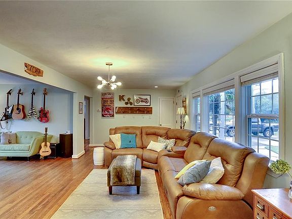 5th image of 4820 Lake Dr