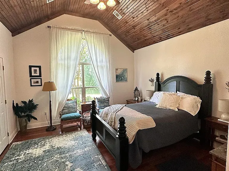3 bed, 2319 sqft, $500 — Photo 1