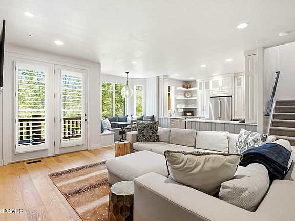 3rd image of 3028 W Canyon Links Dr