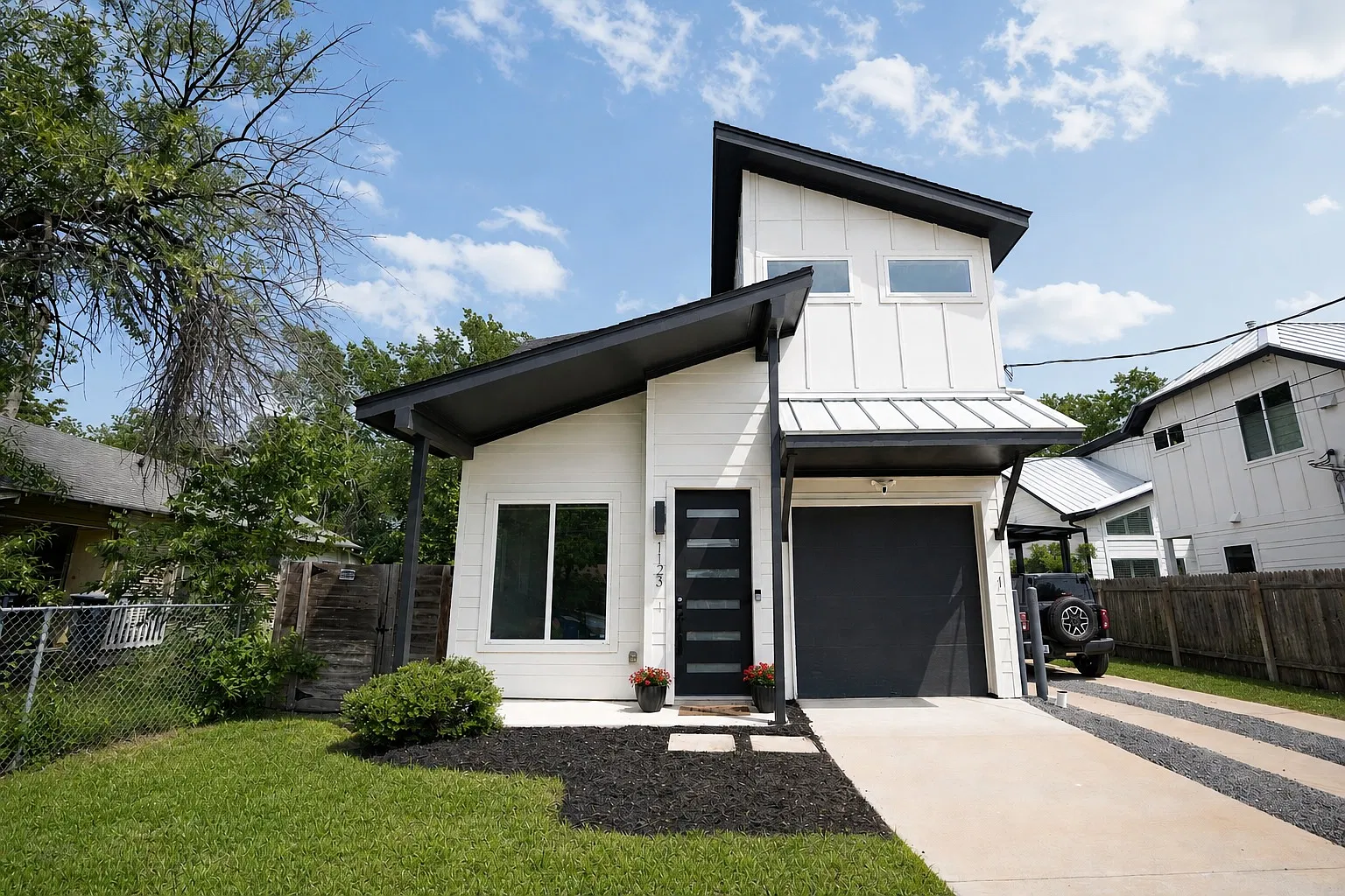 1123 Omega Ave — Photo 1